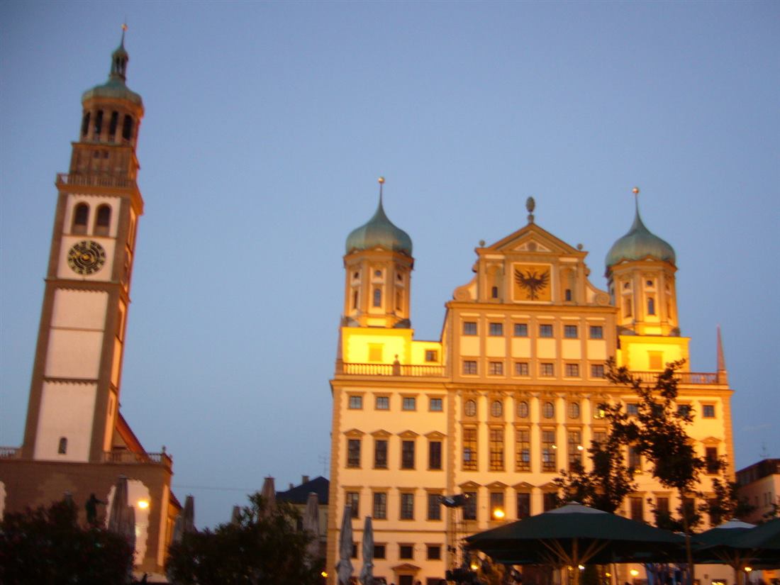 Rathaus und Perlachturm in Augsburg am Abend