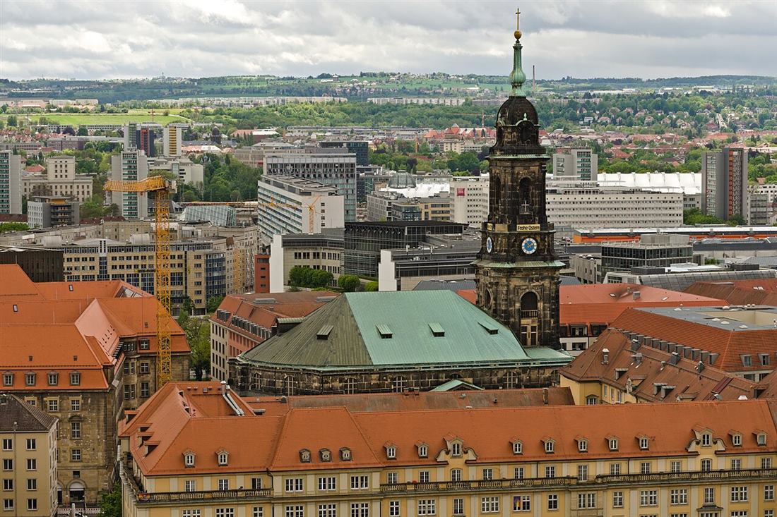 Blick über Dresden mit dem Rathausturm