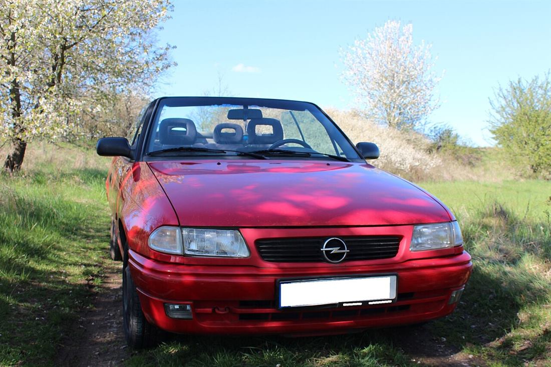 Roter Opel Astra Cabrio