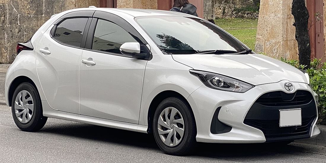 Weißer Toyota Yaris