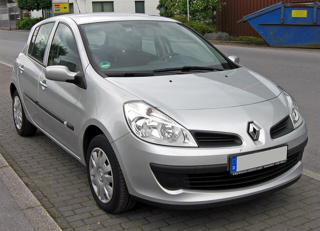Silberner Renault Clio